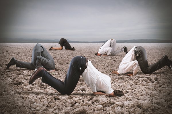 Strkáme hlavu do piesku ako pštros: sebe všeličo prepáčime, ale k&nbsp;druhým sme hyperkritickí