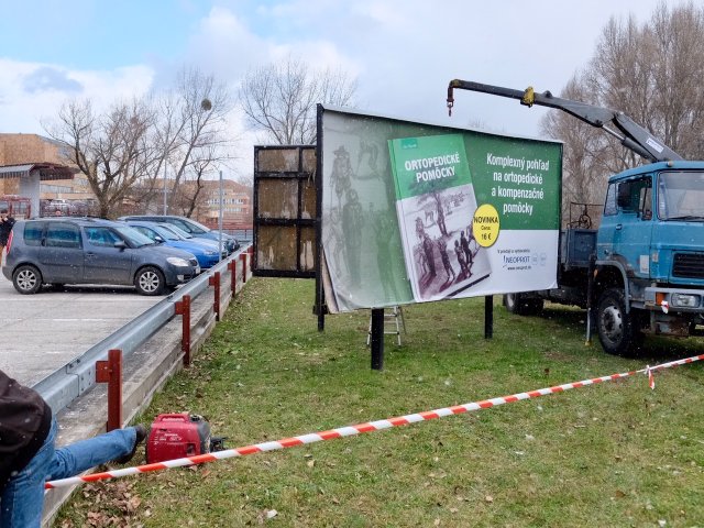 Odstraňovanie neoznačeného bilbordu. Foto - mesto Bratislava