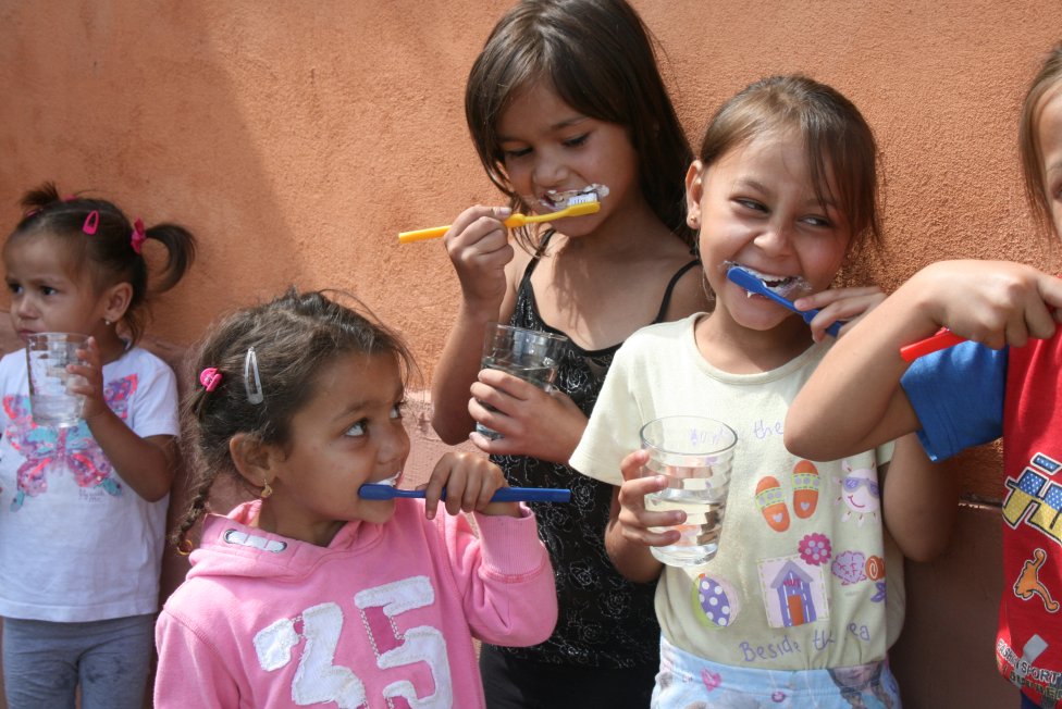 Asistenti osvety zdravia učia deti, ako si správne čistiť zuby. Foto – Zdravé komunity