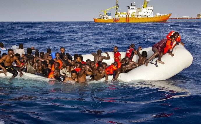 Čln s utečencami v talianskych pobrežných vodách. Foto - TASR/AP