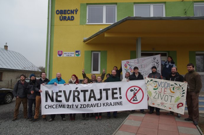 Aktivisti protestujú pred obecným úradom v Smilne. Foto - VLK Lesoochranárske zoskupenie