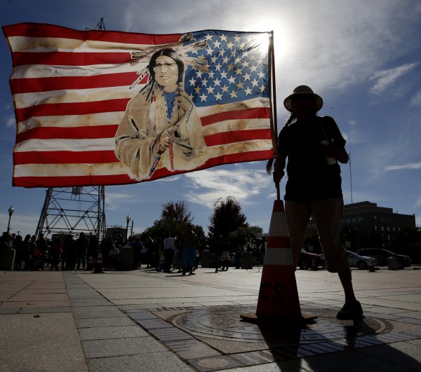 Domorodci a&nbsp;aktivisti protestujú proti výstavbe ropovodu aj napriek tvrdej zrážke s&nbsp;políciou