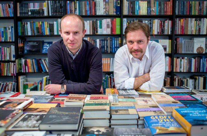 Filip Ostrowski a Juraj Koudela pri svojich knihách v Artfore. Foto N – Tomáš Benedikovič
