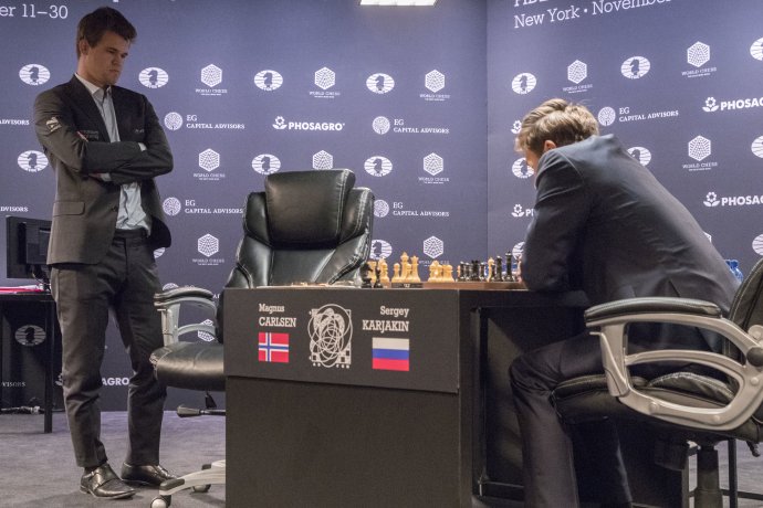 Magnus Carlsen a Sergej Karjakin. Foto – TASR/AP