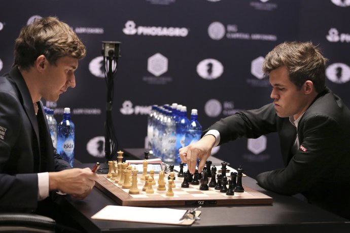 Magnus Carlsen (vpravo) a Sergej Karjakin. foto – TASR/AP