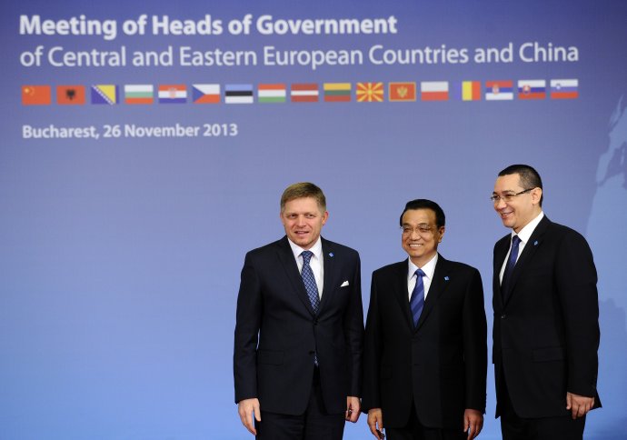 V roku 2013 si na samite 16 + 1 slovenský a čínsky premiér vymieňali úsmevy. Foto – TASR/AP