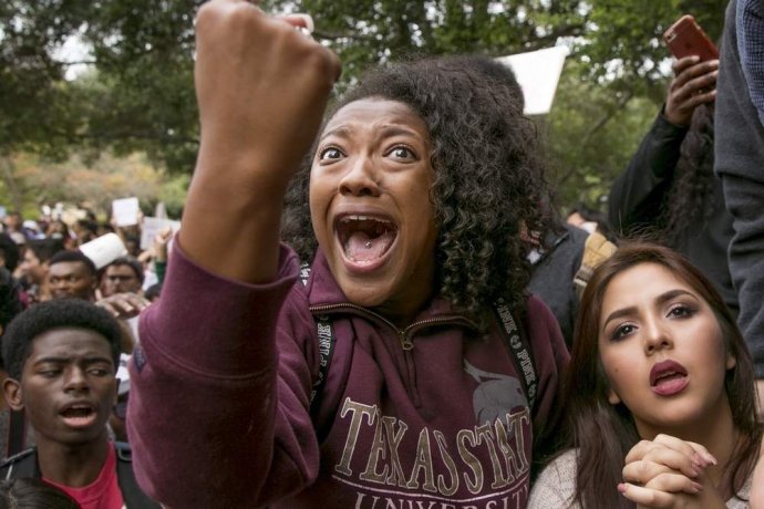 Tínedžerka sa háda s Trumpovým stúpencom počas protestu na univerzite v Texase. Foto – AP