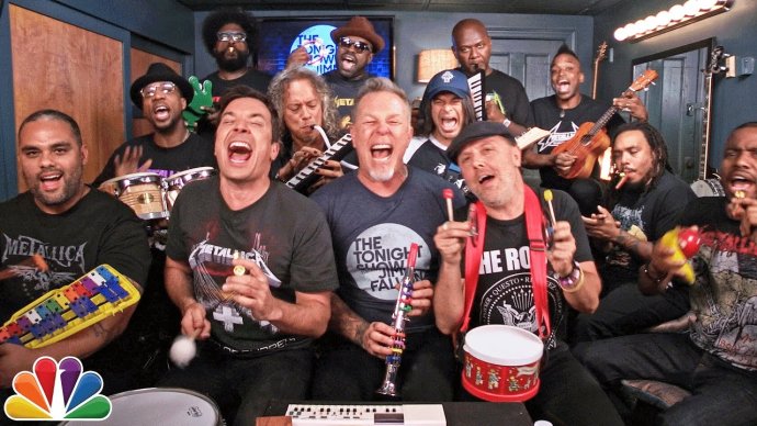 Legendy si môžu dovoliť čokoľvek – napríklad zahrať starý hit s komikom Jimmym Fallonom a skupinou The Roots na hračkárskych nástrojoch. Foto – metallica.com