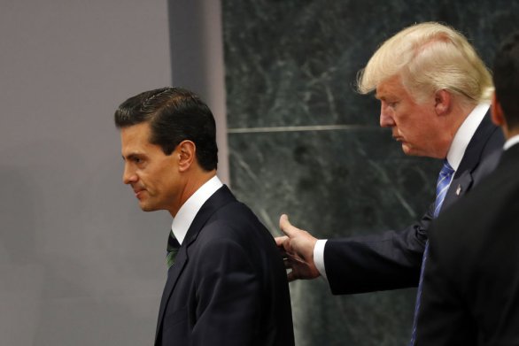 Končiaci mexický prezident Enrique Peña Nieto sa stretol s Trumpom ešte pred americkými prezidentskými voľbami. Foto - TASR/AP