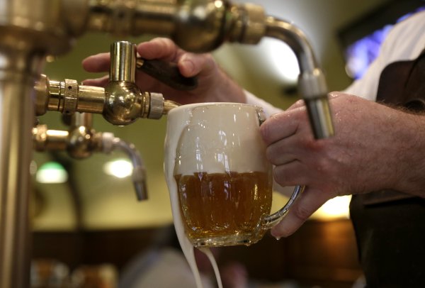 Štyridsiatnici, ktorí týždenne vypijú 4 až 8 pív, žijú o&nbsp;pol roka kratšie ako tí, čo takmer nepijú