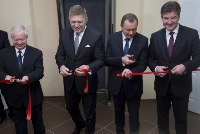 Fico s veľvyslancom Migašom a šéfom diplomacie Lajčákom otvára nové priestory slovenského zastupiteľského úradu v Bielorusku. Foto – TASR