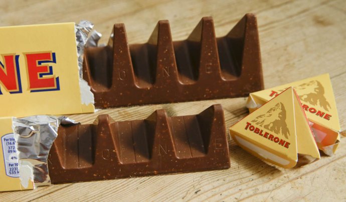 Čokoláda Toblerone pred zmenou tvaru a po nej. Foto – AP