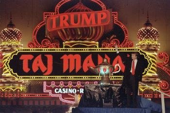 Donald Trump pri svojom kasíne Taj Mahal v Atlantic City v roku 1990. Foto - TASR/AP