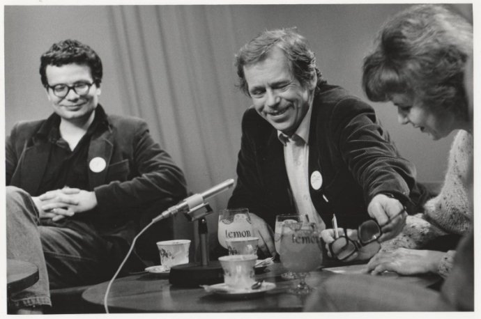 Alexandr Vondra (vľavo) patril pred Novembrom 1989 k blízkym ľuďom Václava Havla a neskôr aj k popredným postavám Nežnej revolúcie. Jeho kariéra sa však skončila neslávne. Foto – archív A. Vondru