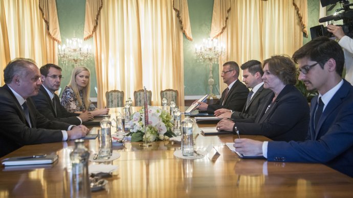 Rokovanie ombudsmanky Jany Dubovcovej s prezidentom Andrejom Kiskom. Pavol Žilinčík je vpravo vzadu. Foto – TASR