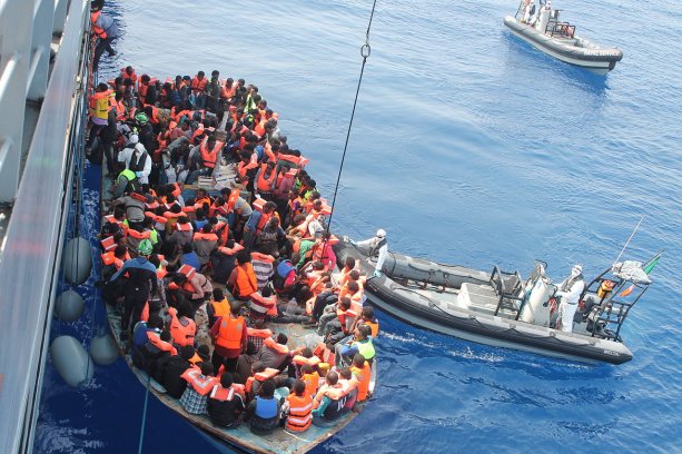 Európske lode nachádzajú každý deň južne od brehov Talianska plavidlá s africkými utečencami a migrantmi. Zdroj – Irish Defence Forces, Wikimedia Commons