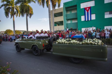 Pozostatky Fidela Castra na ceste na cintorín. Foto – TASR/AP