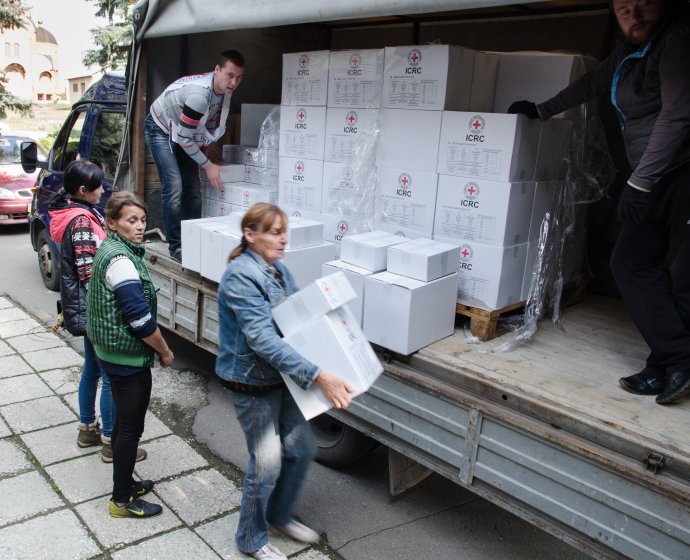 Distribúcia humanitárnej pomoci v prifrontových oblastiach Donecka. Foto – Tomáš Forró