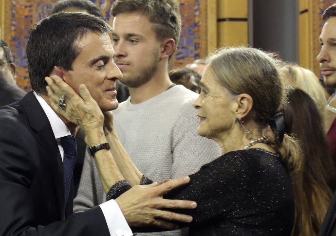 Manuel Valls bozkáva svoju matku počas ohlásenia, že bude kandidovať na prezidenta. Foto – TASR/AP