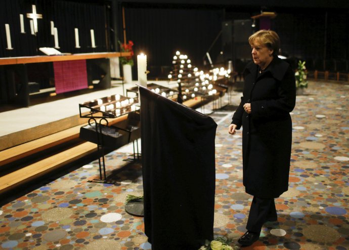 Kancelárka Merkelová si prišla uctiť obete útoku v Berlíne. Foto – TASR/AP