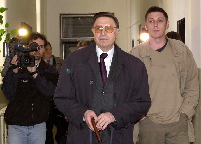 Alojz Lorenc pred Vojenským súdom v roku 2002, v tom čase už ôsmy rok podnikal so súčasným vedúcim služobného úradu na ministerstve obrany. Foto – TASR