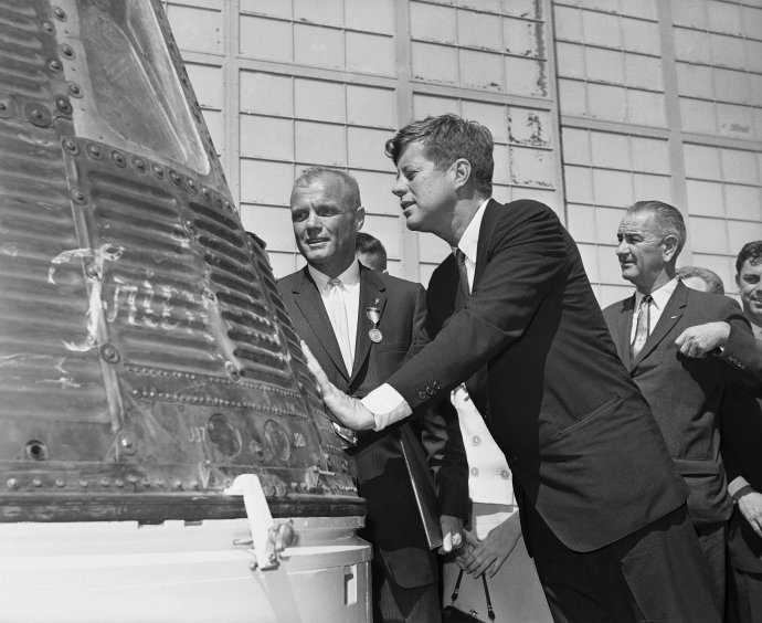 John F. Kennedy a kozmonaut John Glenn. Foto - TASR