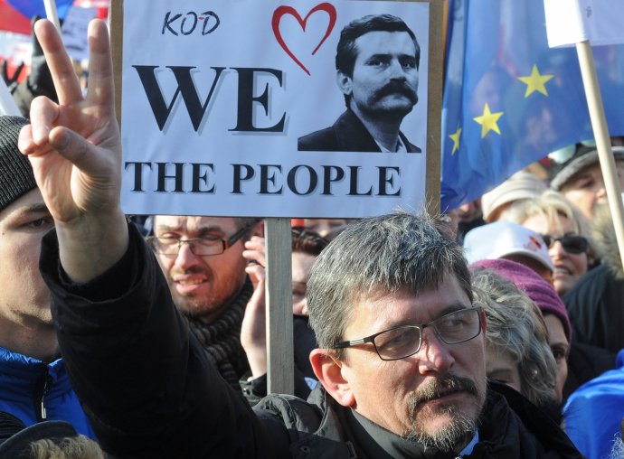 Poliaci protestovali na jar aj za Lecha Walęsu. Foto – TASR/AP
