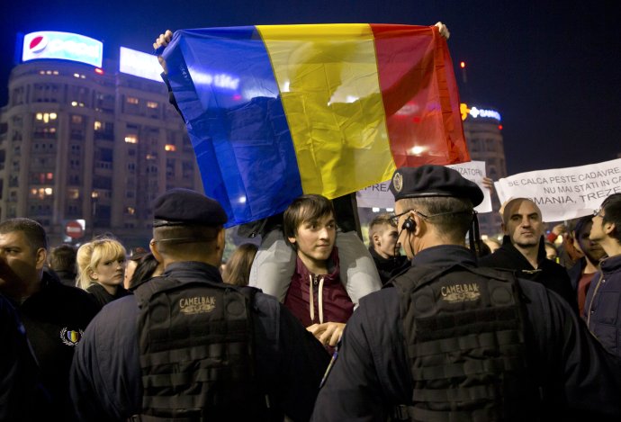 Demonštrácie v Bukurešti vlani povalili socialistickú vládu, teraz ju ľudia môžu zvoliť znova. Foto - tase/ap