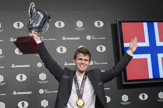 Nór Magnus Carlsen s trofejou majstra sveta. Foto – TASR/AP