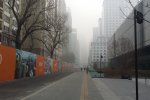 CBD Peking, v pozadí v smogu slávna budova CCTV