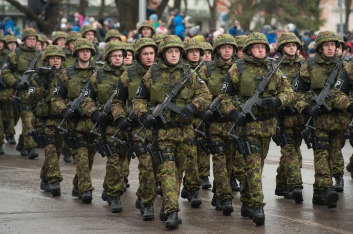Estónski vojaci pochodujú počas vojenskej prehliadky v meste Narva počas sviatku Dňa nezávislosti. Foto – defensenews.com