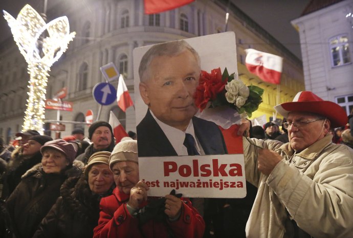 Stúpenci Práva a spravodlivosti a najvplyvnejšieho poľského politika Jaroslawa Kaczyńského. FOTO – TASR/AP