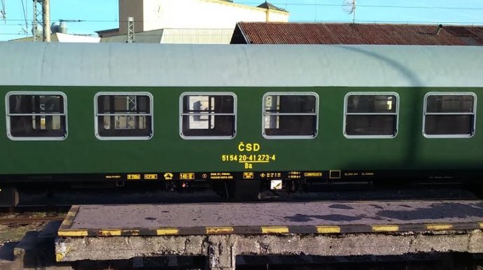 Na linke do Komárna jazdili minimálne dva dni koženkové retro vozne. Na snímke jeden z vozňov, ktorý odfotil železničný fanúšik.