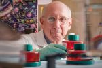 Popredný americký expert na liečbu rakoviny Steven A. Rosenberg. Foto - National Cancer Institute