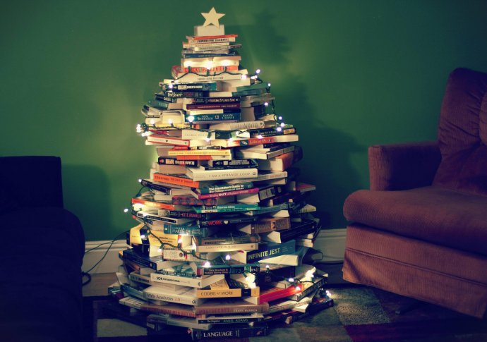 Našich kníh je príliš málo, aby ste z nich poskladali takýto stromček. A navyše je lepšie ich čítať.