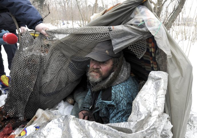 V týchto dňoch ide ľuďom bez domova o život. Foto – TASR