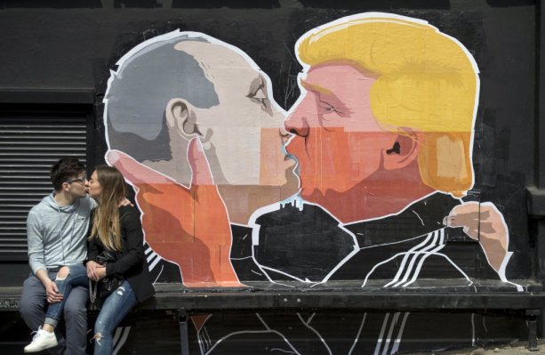 Takto videli Trumpa s Putinom na grafiti vo Vilniuse. FOTO - TASR/AP