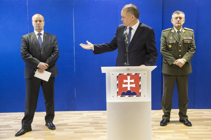 Andrej Kiska predniesol na zhromaždení generálov na ministerstve obrany ostrý prejav o problémoch armády. Jeho slová potvrdili aj minister obrany Gajdoš (vľavo) a náčelník generálneho štábu Maxim. Foto - TASR