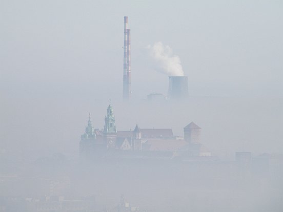 Zámok na krakovskom Waveli zahalený v smogu. Foto – flickr.com/Grzegorz Bednarczyk