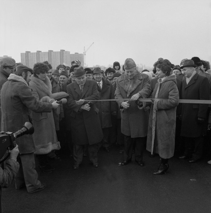Gejza Šlapka 18. decembra 1983 strihá pásku na Prístavnom moste v Bratislave. Foto - TASR