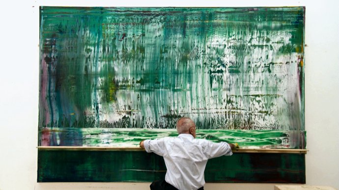 Gerhard Richter pri práci na maľbe Abstract Painting (911-4).
