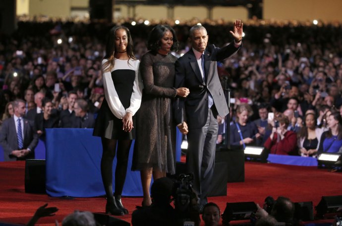 Barack Obama s manželkou Michelle a dcérou Maliou po svojom poslednom prejave. Foto – TASR/AP