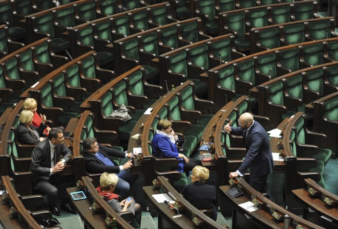 Opoziční poslanci v prázdnej sále parlamentu vo štvrtok. Foto - tasr/ap