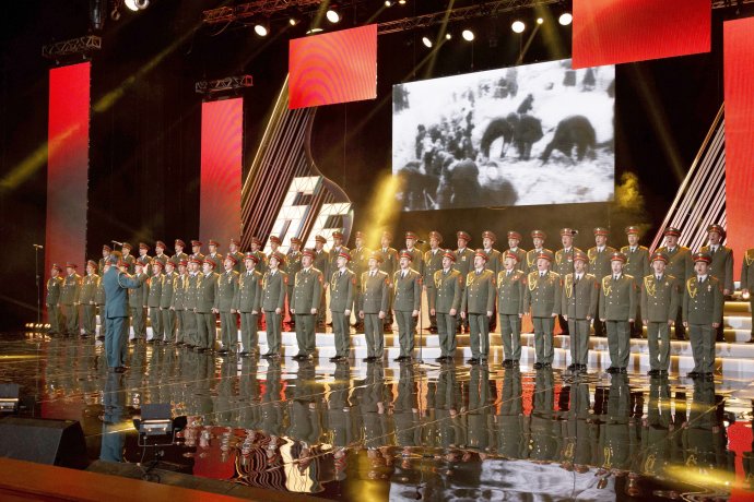 Členovia armádneho súboru piesní a tancov Alexandrovovci vystupujú počas koncertu v Moskve v marci 2016. Foto – TASR