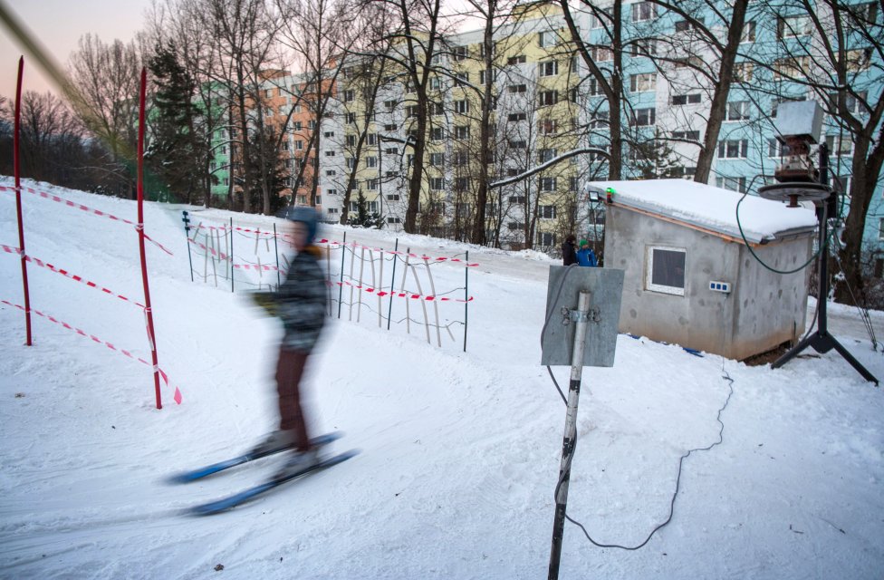 Na bystrickom sídlisku Radvaň lyžujú pár metrov za panelákom. Foto N – Tomáš Benedikovič