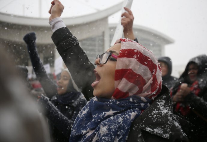 Khulud Fidama (26) na letisku v Detroite protestuje proti Trumpovmu dekrétu, ktorý zakazuje vstup občanom siedmich moslimských krajín do USA. Foto - AP
