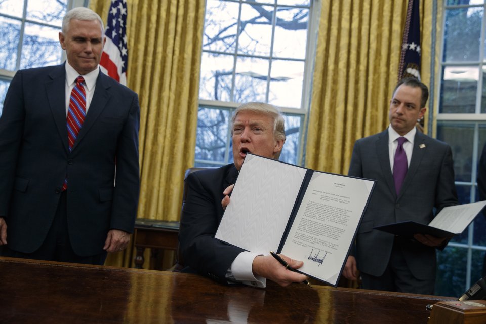 Donald Trump s nariadením, ktoré zrejme znamená koniec Transpacifického partnerstva. Foto – TASR/AP