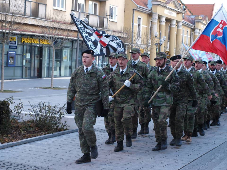 Pred dvoma rokmi pochodovalo Trnavou okolo päťdesiat členov neregistrovanej polovojenskej organizácie Slovenskí branci. Foto – SB