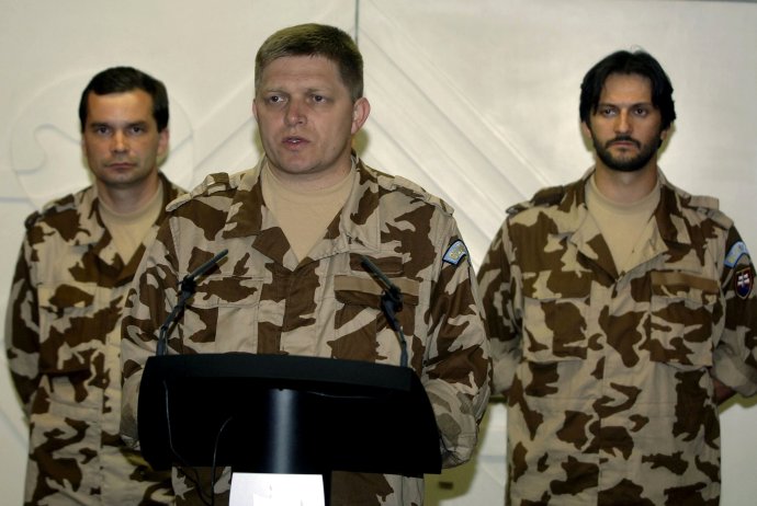 September 2006: Minister obrany Kašický, predseda vlády Fico a minister vnútra Kaliňák sa pred novinármi ukazujú vo vojenských maskáčoch po návrate zo svojej prvej návštevy Afganistanu. Foto – TASR