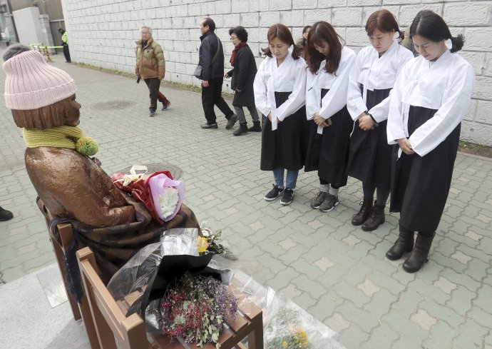 Kórejské ženy pri soche, ktorá popudila Japonsko. Foto – TASR/AP